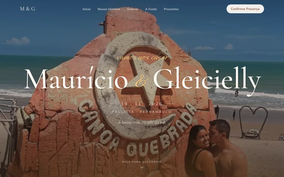 Página inicial do site de casamento Maurício e Gleicielly, com foto na praia e nomes em tipografia elegante